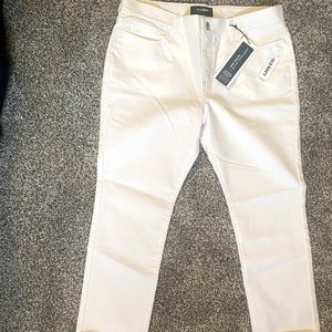 NWT Old Navy white jeans, size 16 plus size. Ankle length